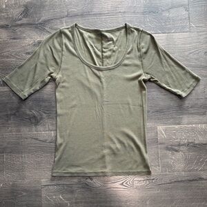 Everlane Olive Short Sleeve Scoop Neck Tee